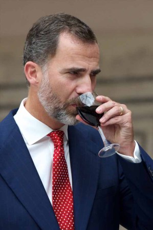 Profesional, deportista y cercano, el Príncipe Felipe, "preparado para reinar", según su padre.