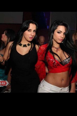 Dayamí Padrón, la bella y despampanante modelo y actriz cubana, cuyo mestizaje la hace possedora de una exótica belleza. Siempre acompañada de belleas amigas.