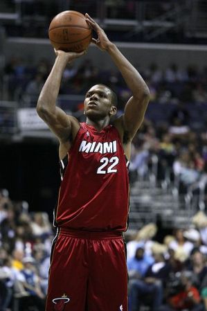 James Andrew Jones, nacido en Miami en 1980, juega como alero y escolta en la NBA.