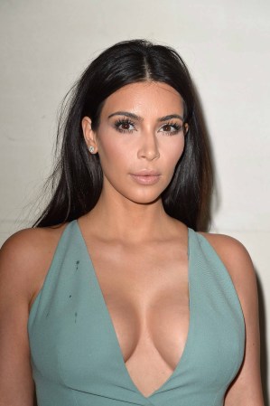 Kim Kardashian: escotada y manchada en París.