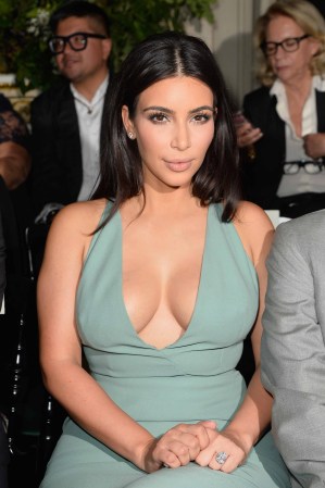 Kim Kardashian: escotada y manchada en París.