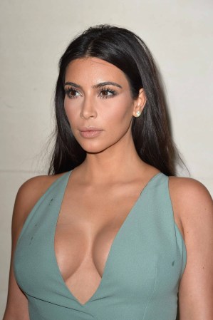 Kim Kardashian: escotada y manchada en París.