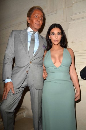 Kim Kardashian: escotada y manchada en París.