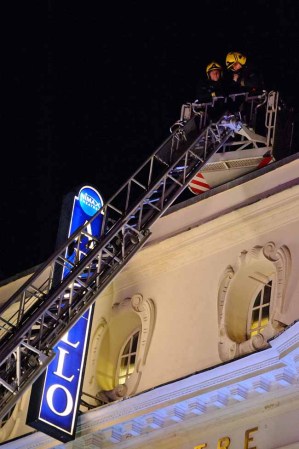 Pesadilla en Londres por el derrumbe del techo de un teatro.