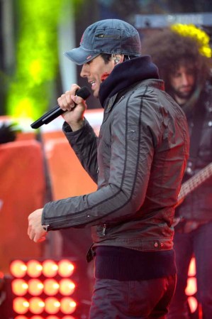 Enrique Iglesias subió la temperatura de sus fans.