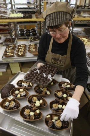 Estas son las manos que crean los mejores conejitos de Pascua de chocolate.