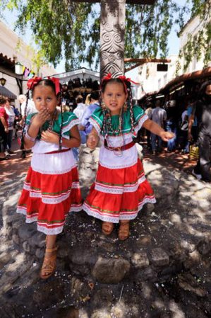 A las más pequeñas les encanta disfrazarse muy a la mexicana y compartir esos momentos con sus familiares y amiguitos.