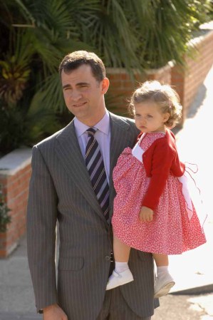 Profesional, deportista y cercano, el Príncipe Felipe, "preparado para reinar", según su padre.