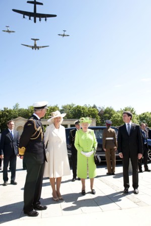 BAYEUX, FRANCE, Principe Charles, Prince of Wales, Camilla, Duchess of Cornwall and Queen Elizabeth ll en Bayeux Cemetary durante la conmemoración de D-Day 70.