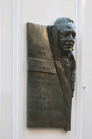 Esta placa conmemorativa está en el Hotel des 3 Colleges en Paris, donde García Márquez vivió en 1956.