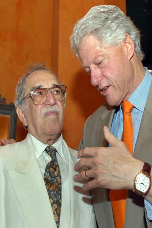 A Bill Clinton lo conoció por el ex presidente colombiano Andrés Pastrana en 1998. Se volvieron grandes amigos y Clintonun asiduo lector de la obra del Nóbel.