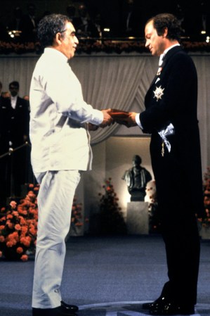 El momento que universalizó a García Márquez fue cuando recibió el premio Nóbel de Literatura de manos del Rey Carlos Gustavo de Suecia en diciembre 10 de 1982.