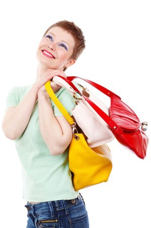 Lo mismo que con la ropa, el logo se ve genial si buscas presumir un estatus, pero en cuestiones prácticas una bolsa cualquiera te servirá igual.