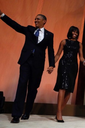 2013. Poniendo el toque glamoroso a un vestido negro, la señora Obama se enfundó en un atuendo deslumbrante para una recepción inaugural en el National Building Museum, unos días antes de la inauguración presidencial.