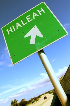 "Todos los Caminos Conducen a Hialeah", fue uno de los primeros lemas de la bella ciudad llena de historia, cuyo nombre es de origen indígena, y significa "pradera" de acuerdo al lenguaje de la tribu de los seminoles.