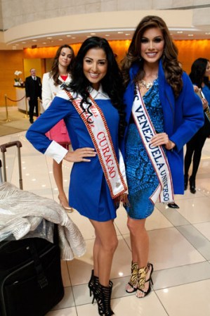 Eline de Pool, Miss Curazao 2013, y Gabriela Isler, Miss Venezuela 2013