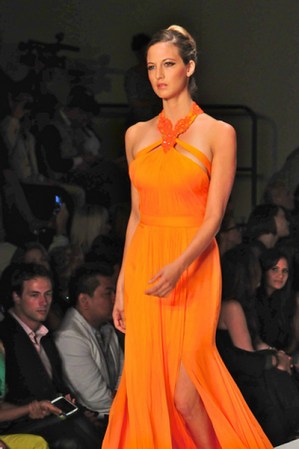 ¡No te olvides de usar colores brillantes en los coctéles! El naranja es una buena opción tanto para las morenas como para las rubias.