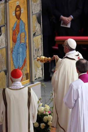 VATICAN CITY, VATICAN - MARCH 31: Pope Francis arrives at St. Peter's square prior to delivering his first 'Urbi et Orbi' blessing from the balcony of St. Peter's Basilica during Easter Mass on March 31, 2013 in Vatican City, Vatican. Pope Francis delivered his message to the gathered faithful from the central balcony of St. Peter's Basilica in St. Peter's Square after his first Holy week as Pontiff. (Photo by Franco Origlia/Getty Images)