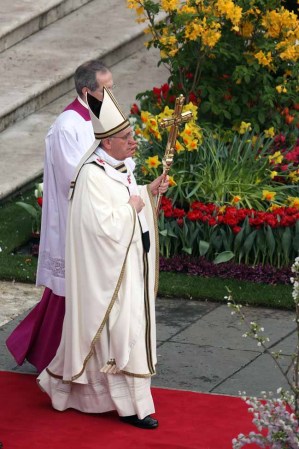 VATICAN CITY, VATICAN - MARCH 31: Pope Francis arrives at St. Peter's square prior to delivering his first 'Urbi et Orbi' blessing from the balcony of St. Peter's Basilica during Easter Mass on March 31, 2013 in Vatican City, Vatican. Pope Francis delivered his message to the gathered faithful from the central balcony of St. Peter's Basilica in St. Peter's Square after his first Holy week as Pontiff. (Photo by Franco Origlia/Getty Images)