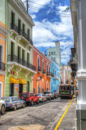 Una de las pintorescas y coloridas calles del Viejo San Juan.
