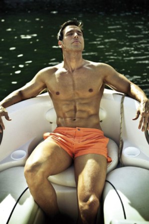 Cuando está desocupado, Rafael Amaya, se escapa a la playa y disfruta con sus amigos y familia de momentos como estos.
