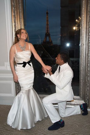 27 de abril, 2012: Para celebrar su cuarto aniversario de boda, la cantante Mariah Carey y su esposo, el actor Nick Cannon, viajaron a la ciudad del amor, París, para renovar sus votos matrimoniales.