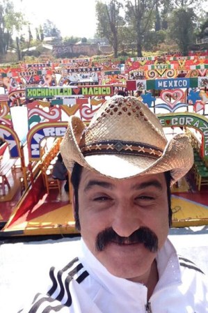 "El Cabo" es un villano particular, satírico, despiadado, calculador y hasta irónico, propio de esa atmósfera que se vive con el narcotráfico.