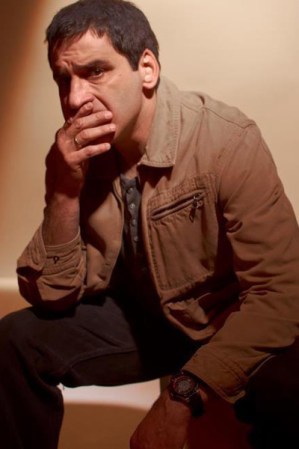 Deseoso de profesionalizarse como actor emigró a Bogotá para estudiar en la Escuela Nacional de Arte Dramático, donde se graduó como maestro en Artes Escénicas en el año 1991.