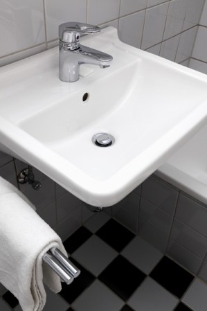 Los lavabos públicos y hasta los de tu casa acumulan infinidad de bacterias, trata de limpiarlos frecuentemente.