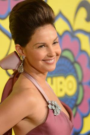 Ashley Judd demuestra que la belleza y sensualidad siguen vigentes en su magnífico cuerpo.