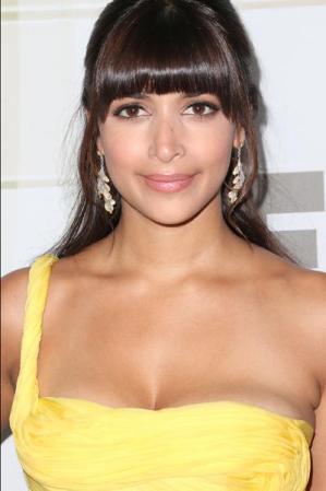 Hannah Simone no perdió oportunidad para deslumbrar a todos con su asombroso escote.