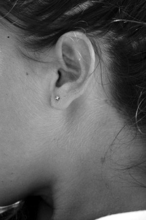 13. Un poquito en el lóbulo de la oreja ayudará a que los aretes se deslicen sin causarte molestias.