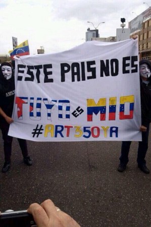 Varios de los estudiantes protestan por la supuesta injerencia del régimen de Cuba sobre el presidente Maduro.