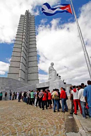 7 DE MARZO: Los cubanos hacen cola para rendir homenaje al fallecido presidente venezolano Hugo Chávez, en el Memorial José Martí, en la Plaza de la Revolución de La Habana.