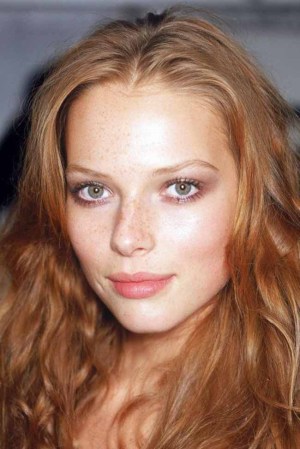 Su peculiar cara con pecas hace de Polina Kuklina una mujer sexy y pícara.