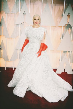 Lady Gaga fue visctima de burlas al presentarse con esos guantes rojos en los Oscar de este año.