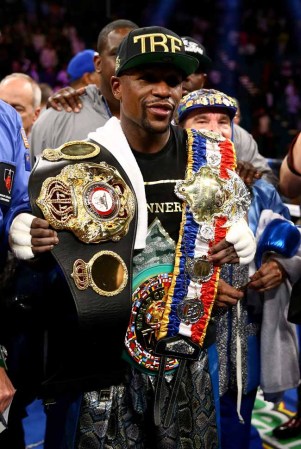 Floyd Mayweather destroza a el "Canelo"en la pelea del año.
