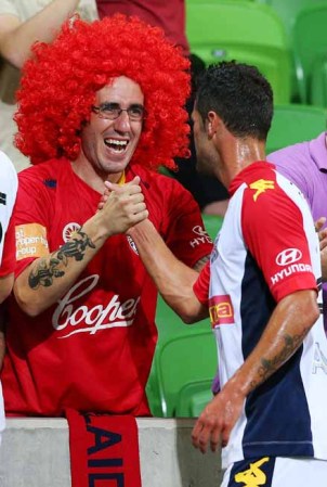 El Adelaide Fútbol Club, un equipo de la liga de Australia. Uno de sus jugadores, Eric Monti celebra un gol con uno de sus fanáticos.