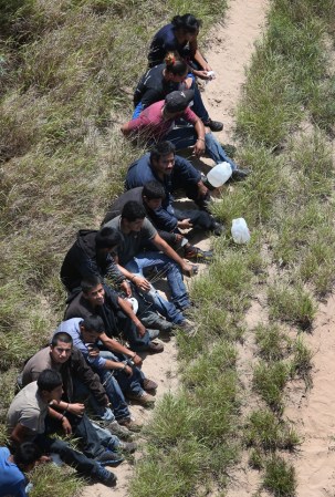 Los agentes fronterizos también usan monitores de video y equipos de visión nocturna para detectar las entradas ilegales.