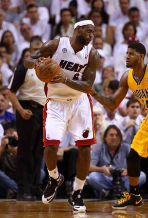 El Heat de Miami derrota espectacularmente a los Peacers de Indiana en tiempo extra 103-102 con soberbia canasta de Lebron James.