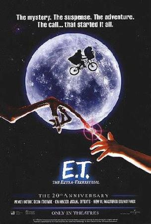 8. E.T. <br />El poster de la famosa cinta de ciencia ficción de Steven Spielberg se ha convertido, con el paso de los años, en un hito en la historia del cine. La bicicleta voladora cruzando una luna gigante es tan emblemática como evocadora.