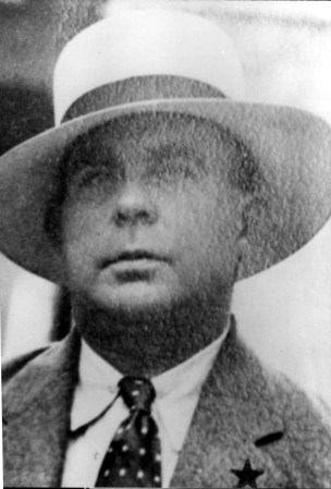 El detective del Departamento de Policía de Miami Robert Lee Jester perdió la vida el 18 de noviembre de 1933 al enfrentarse a dos ladrones de bancos, Leo Zalutsky y Anthony Hanson, en el Hotel Seminole de East Flagler Street en el downtown de la ciudad. Uno de los pistoleros murió en la refriega y el otro fue arrestado.