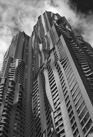 8 Spruce Street: También conocida anteriormente como “Beckman Tower”, está ubicada en 8 Spruce Street y fue construida por el famoso arquitecto, Frank Gehry, en el 2011. Su estilo ondular desafía los estándares de la leyes arquitectónicas y de la física.