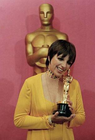 Aun cuando el musical “Cabaret” barrió en los premios de 1972 con 8 estatuillas, no logró alzarse con el Oscar a Mejor Película, que fue para "The Godfather". “Cabaret” es entonces el filme con mas óscares de la academia que no obtuvo el de Mejor Película.