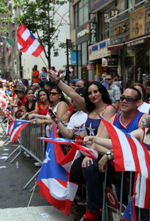 Miles de boricuas acapararon las calles de la Quinta Avenida de Nueva York, donde celebraron unidos y por todo lo alto el orgullo puertorriqueño.