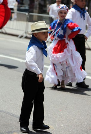 Miles de boricuas acapararon las calles de la Quinta Avenida de Nueva York, donde celebraron unidos y por todo lo alto el orgullo puertorriqueño.