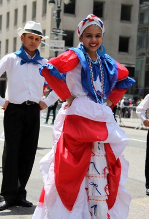 Miles de boricuas acapararon las calles de la Quinta Avenida de Nueva York, donde celebraron unidos y por todo lo alto el orgullo puertorriqueño.