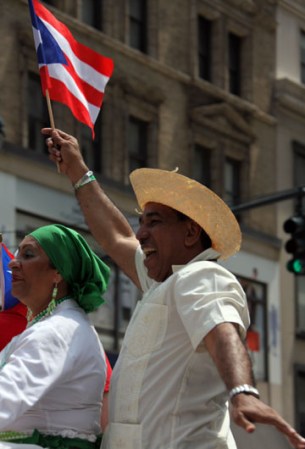Miles de boricuas acapararon las calles de la Quinta Avenida de Nueva York, donde celebraron unidos y por todo lo alto el orgullo puertorriqueño.