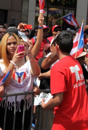 Miles de boricuas acapararon las calles de la Quinta Avenida de Nueva York, donde celebraron unidos y por todo lo alto el orgullo puertorriqueño.