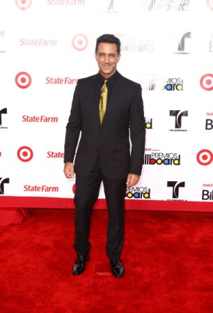 2011. El presentador mexicano Omar Germenos, (ahora también actor) comenzó su carrera como modelo en campañas y videos musicales, por eso no le cuesta mucho trabajo posar en la alfombra roja.